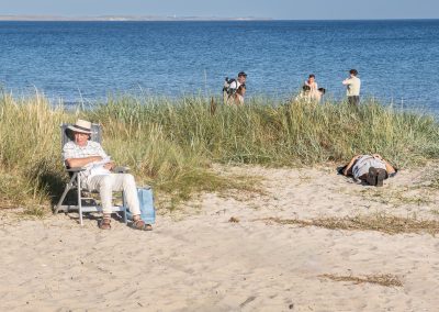 Sola med kläderna på.